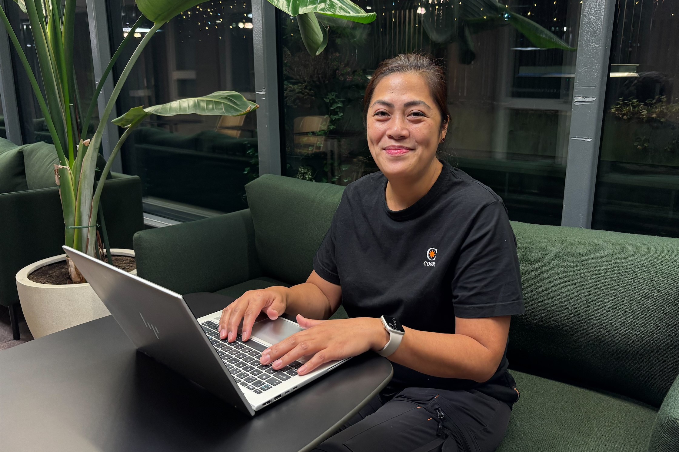 Coorin moniosaaja Debbie Cachuela tekee töitä tietokoneella