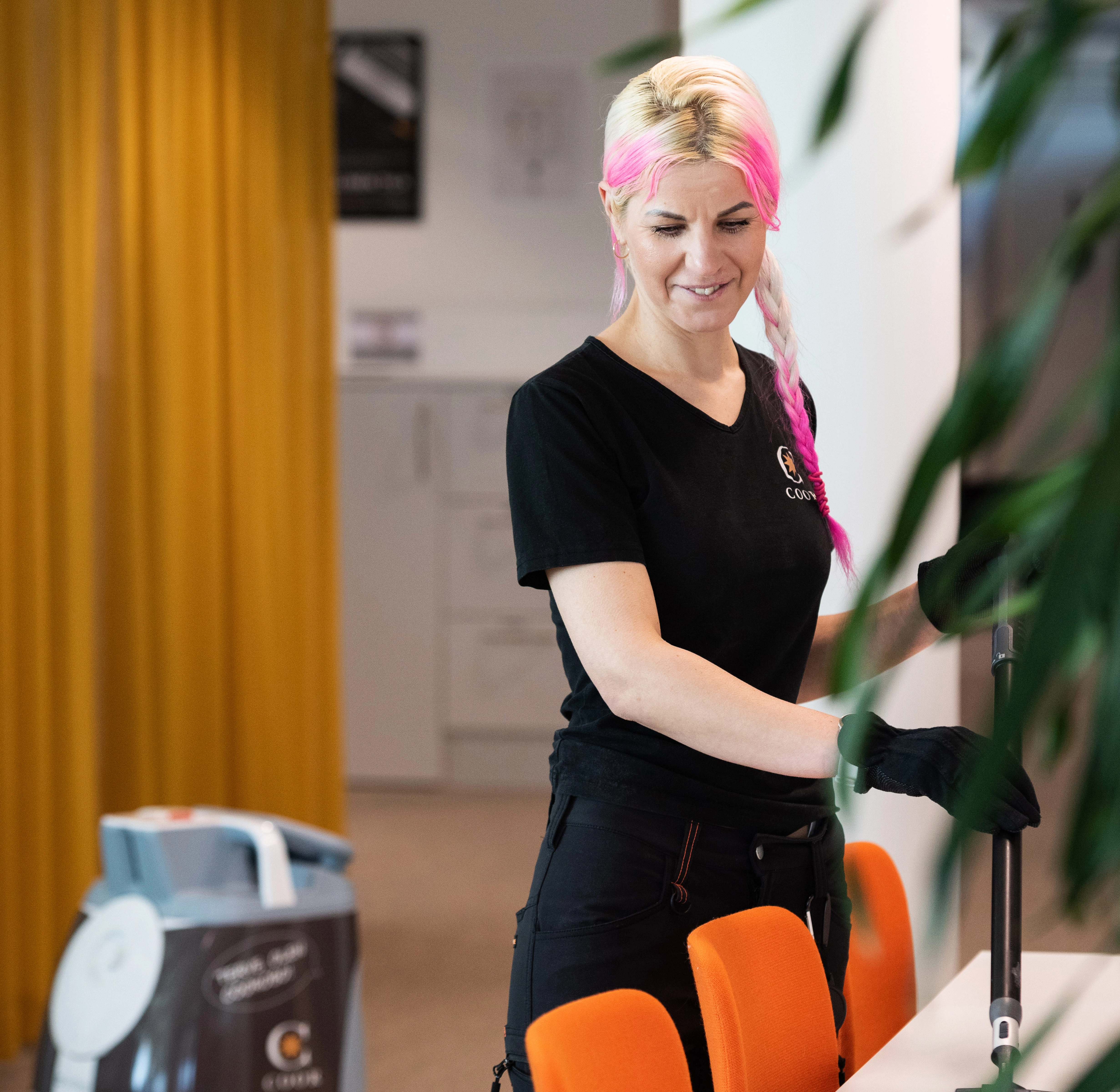 Siivooja työskentelee toimistossa