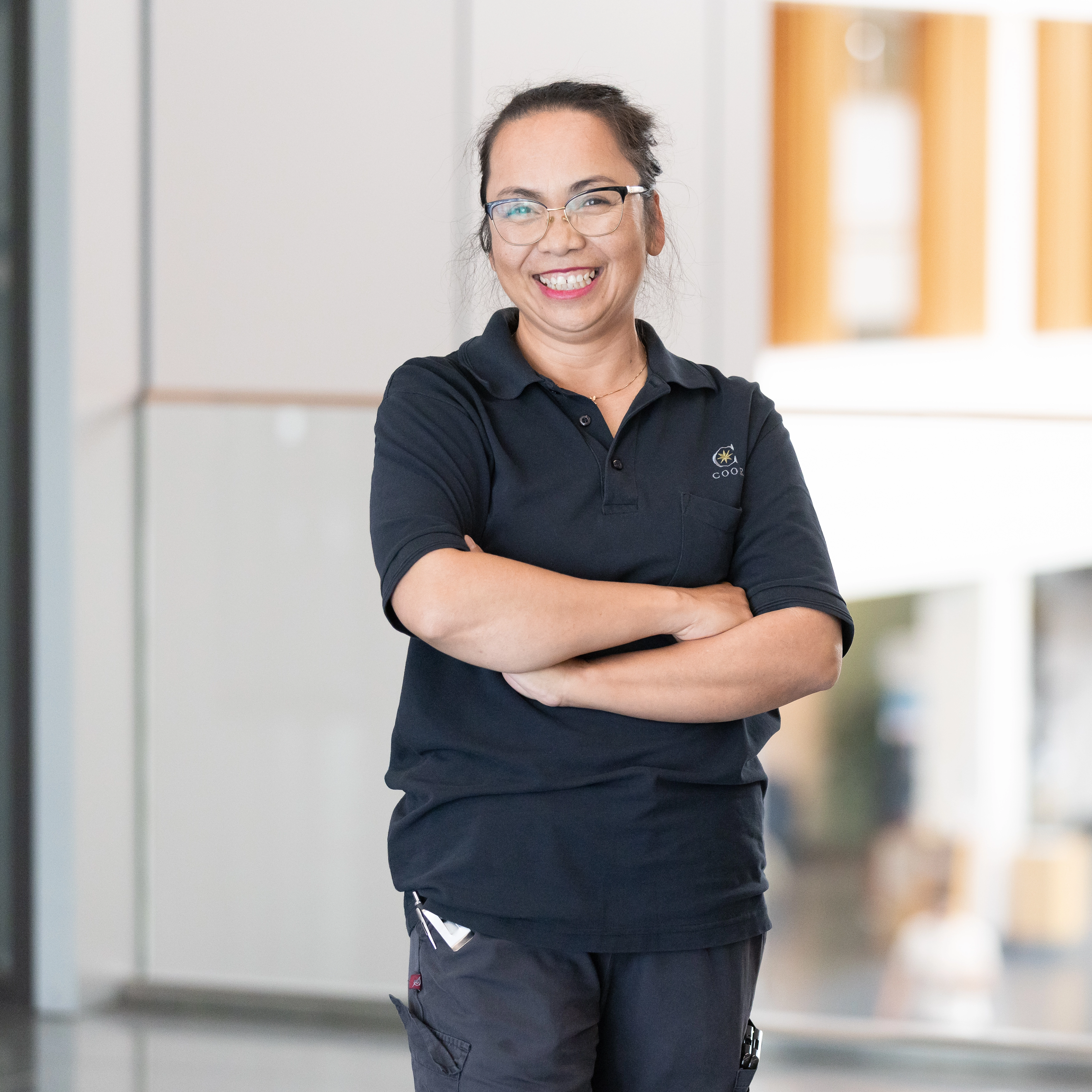 Siivooja työskentelee toimistossa