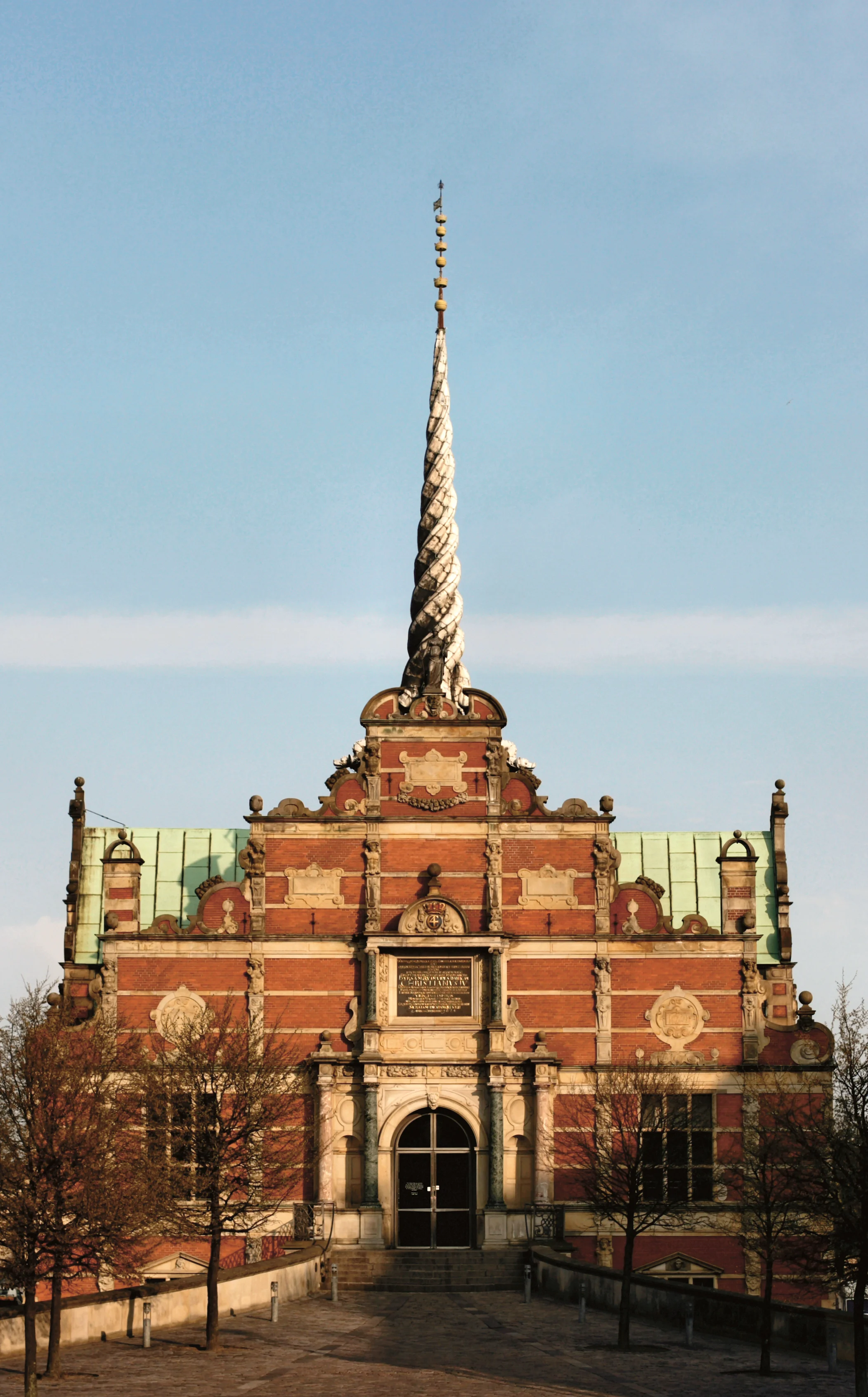 Kööpenhaminan Pörssitalo tuhoutui täysin tulipalossa keväällä 2024.