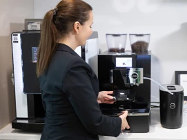 Assistentti valmistaa kahvia