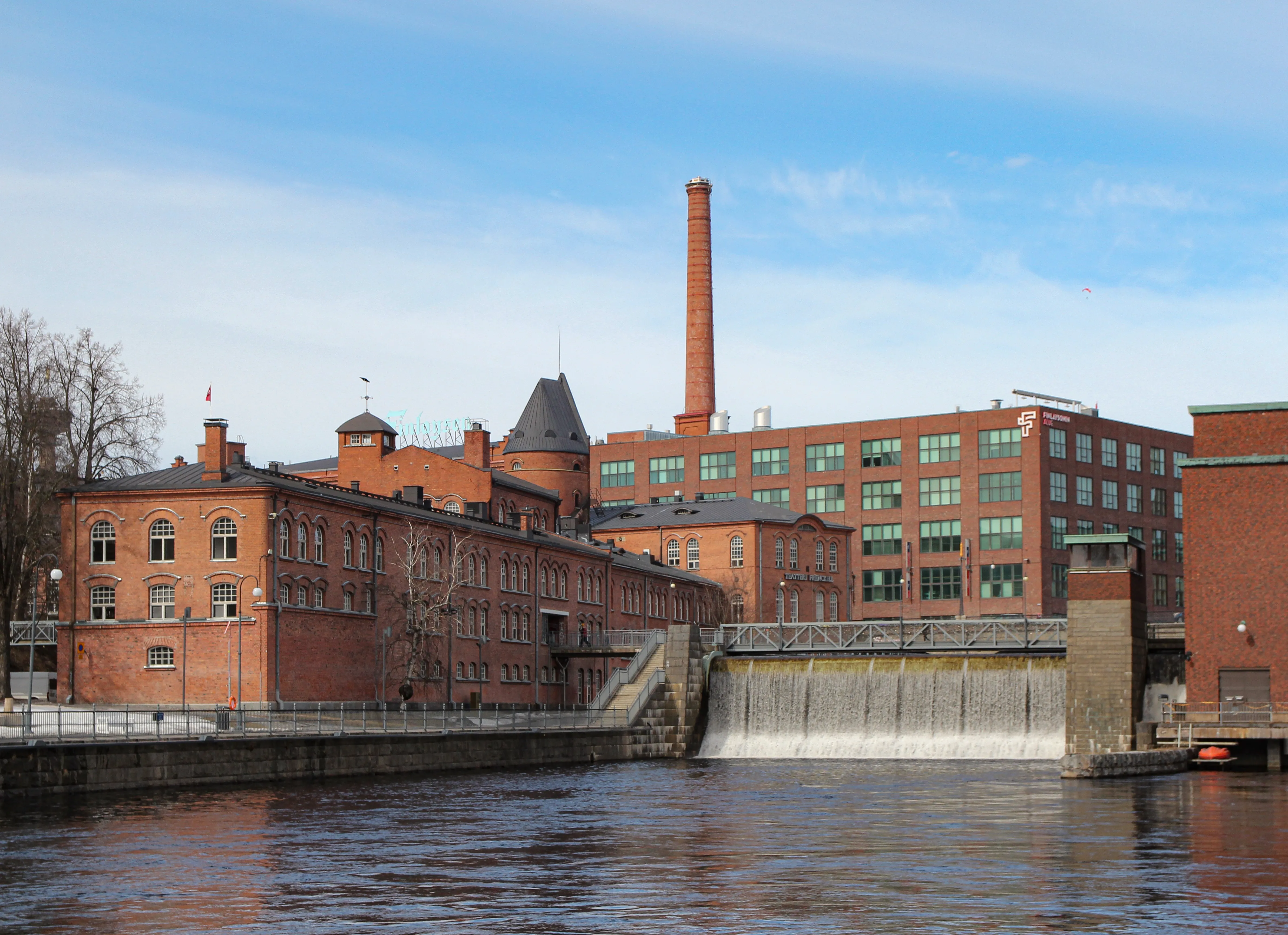 Punatiilisiä tehdasrakennuksia Tampereella