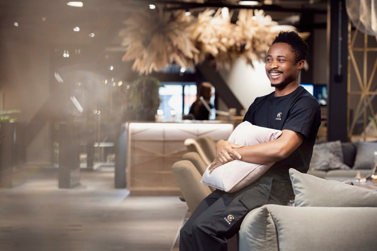 Siivooja pyyhkimässä neuvotteluhuoneen pöytää