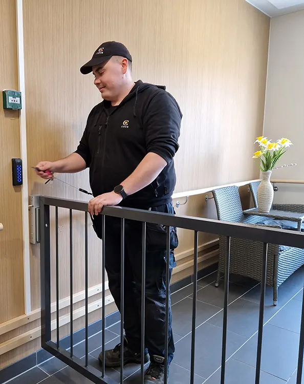 Kiinteistönhoitaja avaa portin hoivakodissa