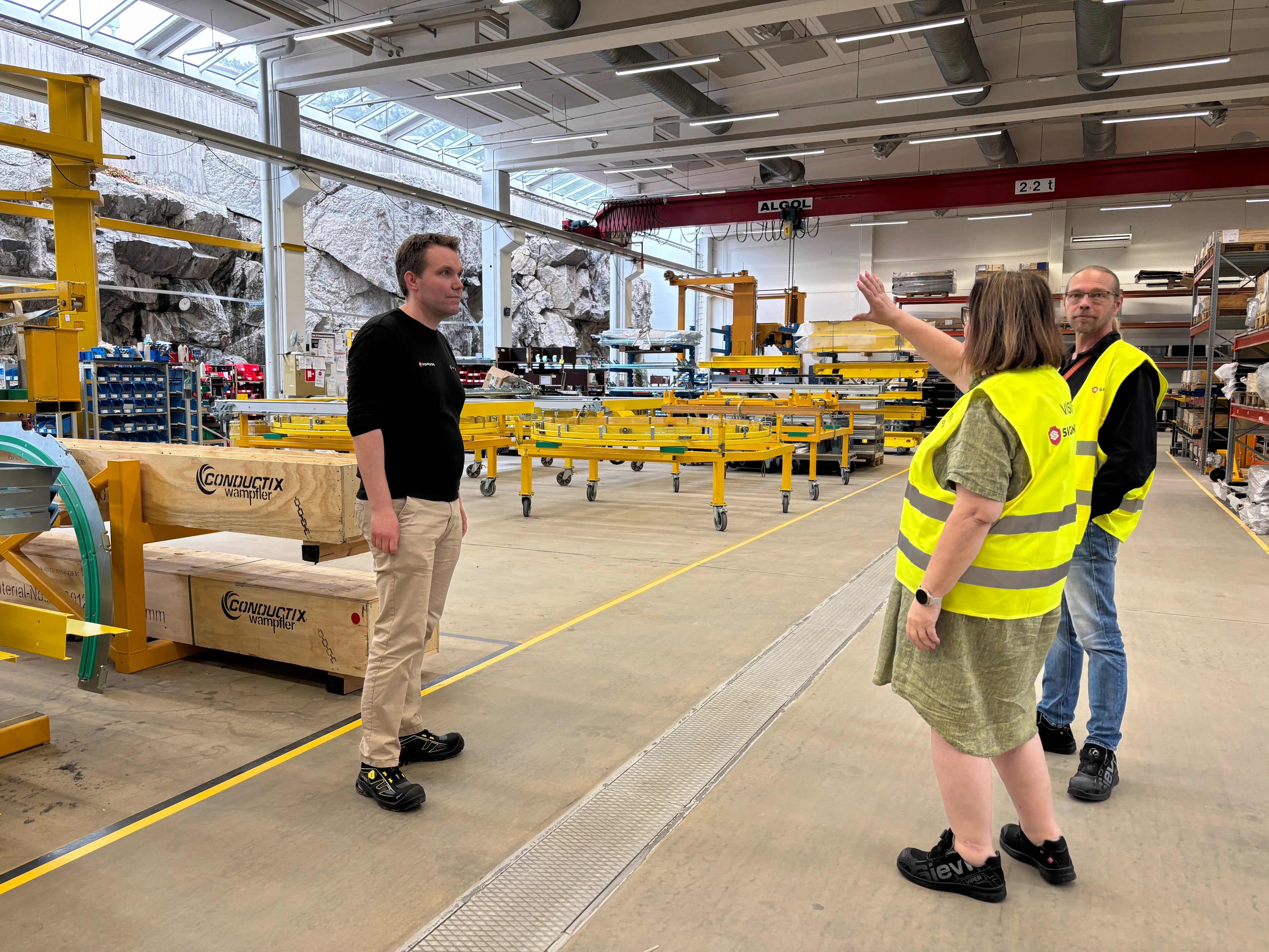 Signoden Ville-Pekka Ihatsu ja Coorin Ulla-Maria Partanen ja Tero Eklund keskustelevat