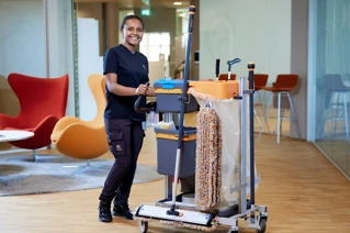 Coorin siivooja ja siivousvaunu