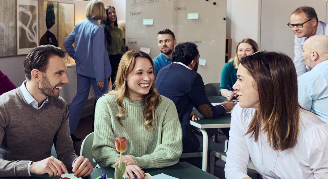 Työntekijöitä toimistossa