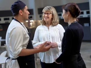 Coorin konsernijohtaja AnnaCarin Grandin keskustelee työntekijöiden kanssa