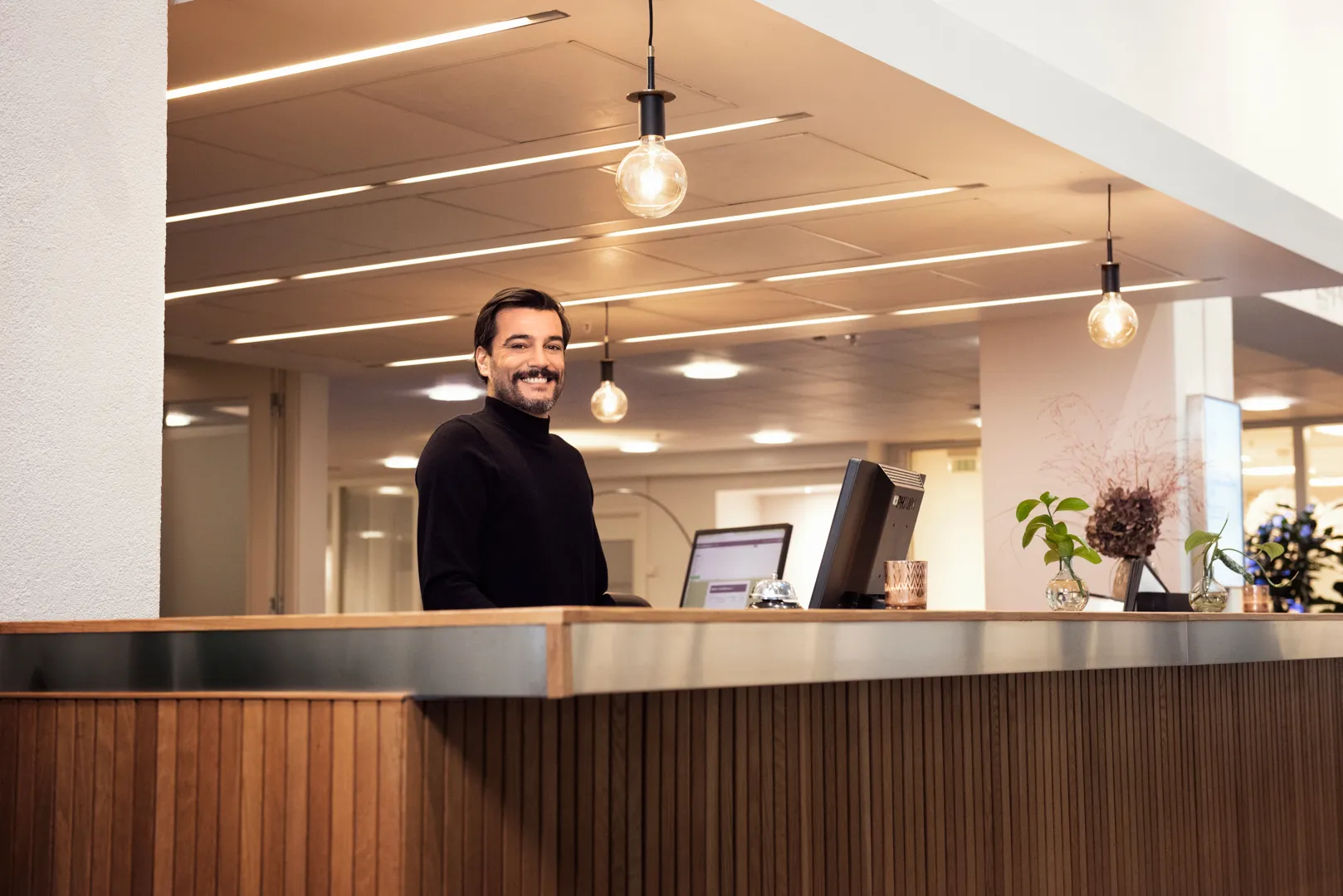 Hymyilevä aulapalvelutyöntekijä