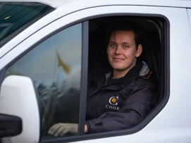 Kiinteistönhoitaja autossa
