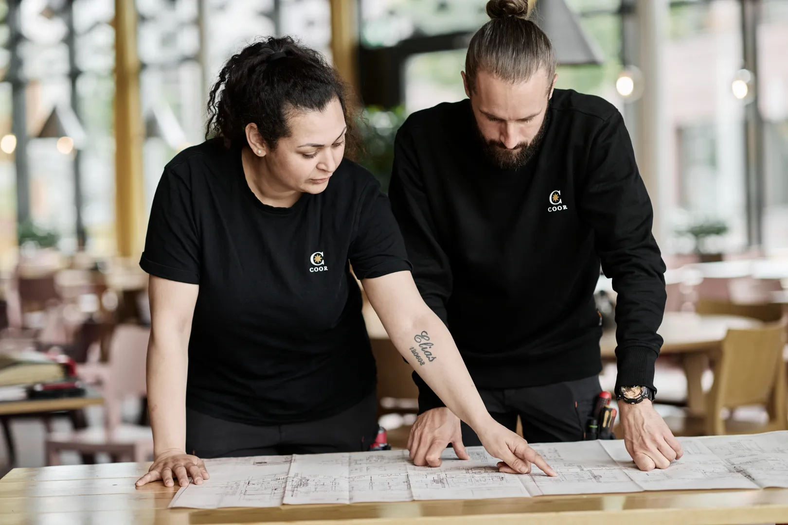 Kiinteistönhoitajat tutkivat piirustuksia