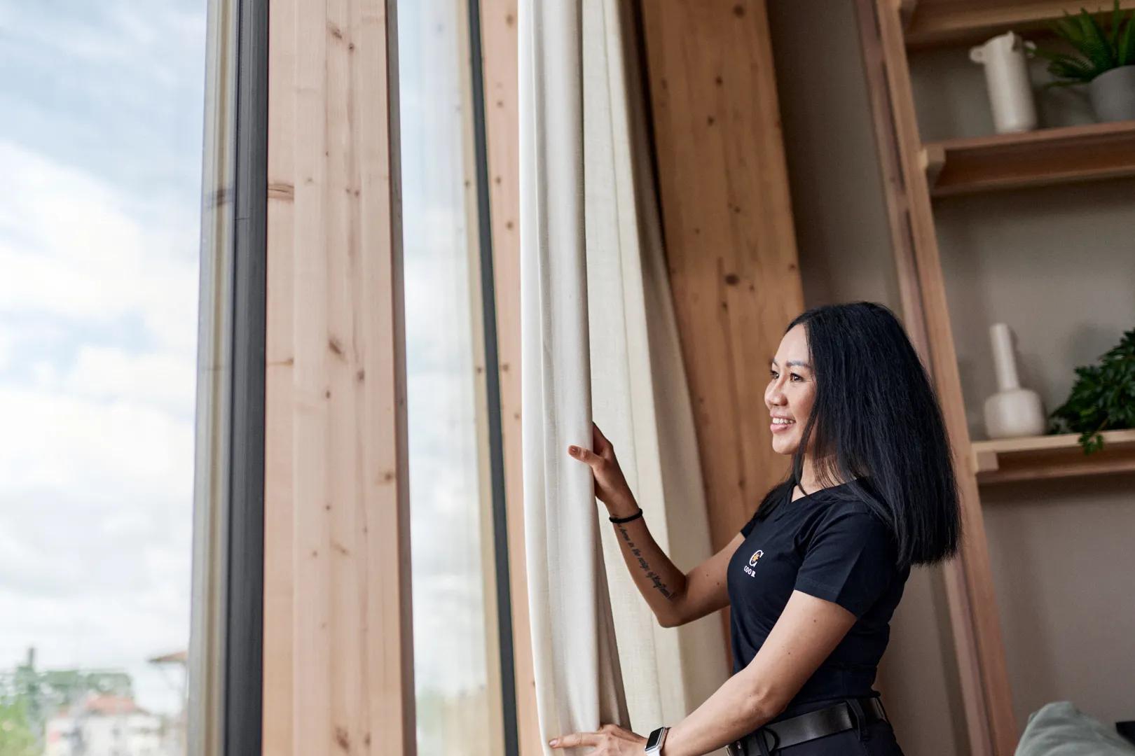 Siivooja oikoo verhoa