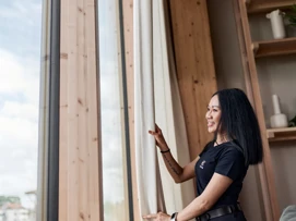 Siivooja oikoo verhoa