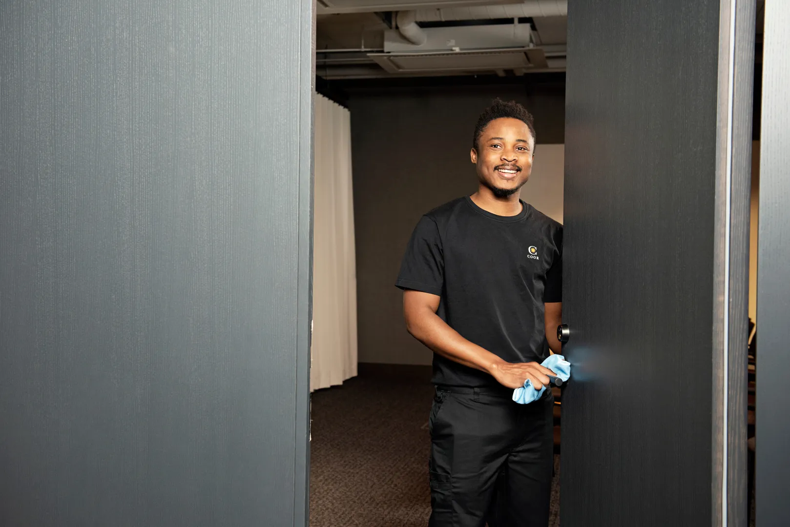 Siivooja pyyhkii ovea.