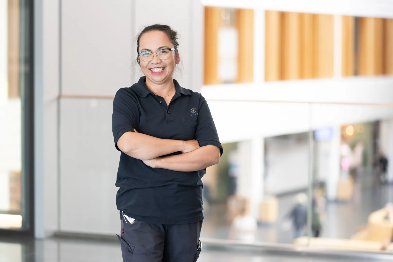 Siivooja seisoo kädet puuskassa