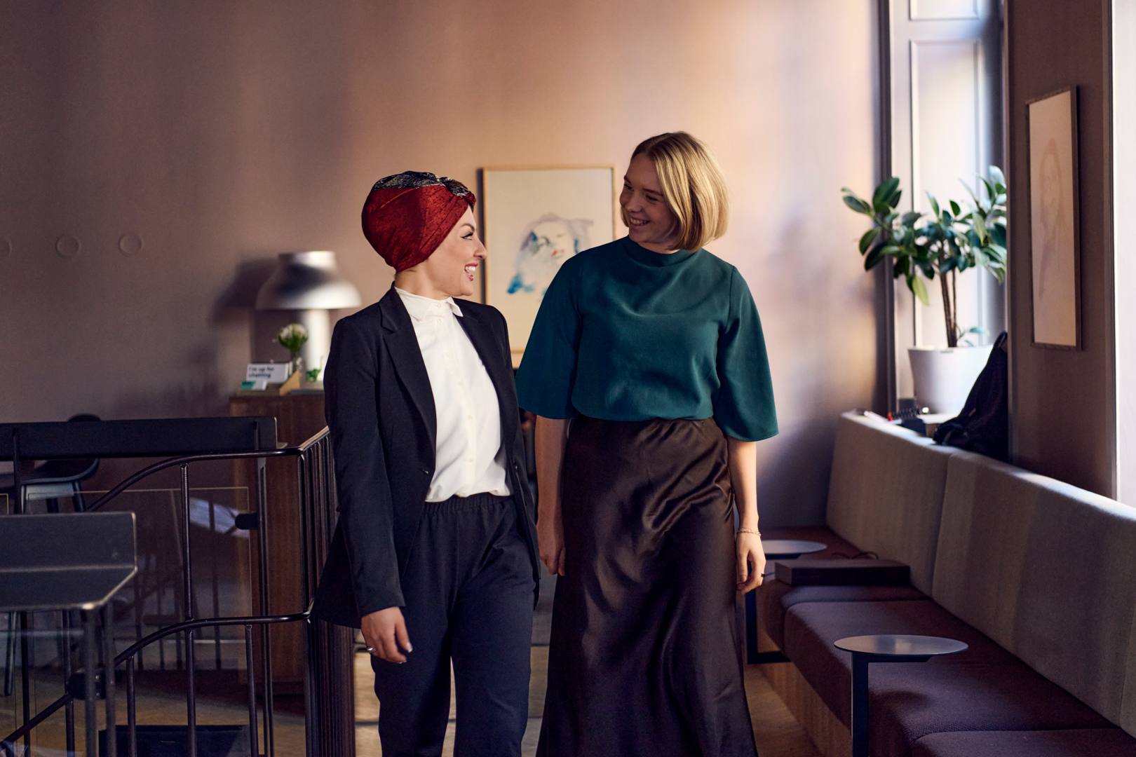 Toimistotyöntekijät-katsovat-toisiaan