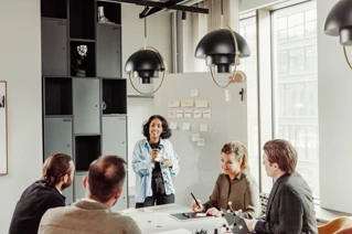 Työntekijät osallistuvat workshoppiin.