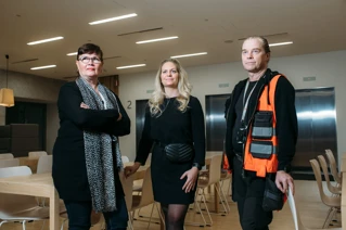 Kolme Coorin työntekijää