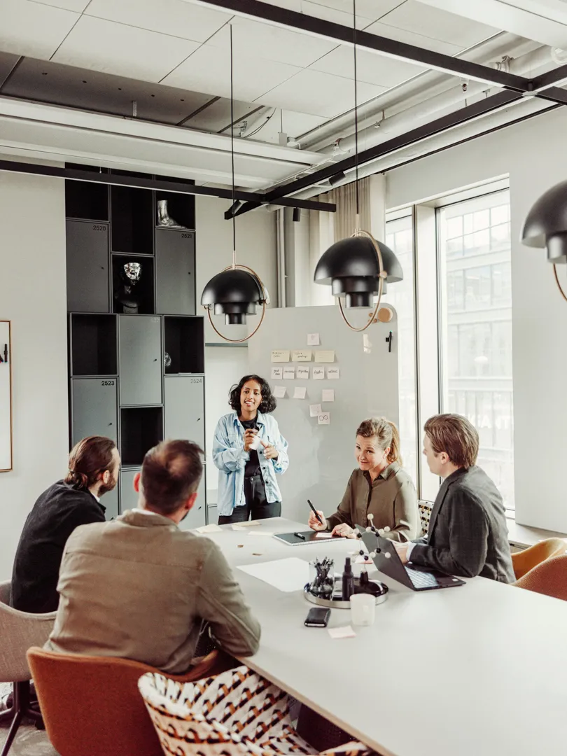 Työntekijöitä kokouksessa