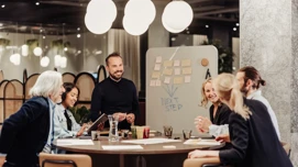Työntekijöitä workshopissa