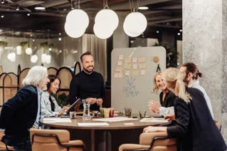 Työntekijöitä workshopissa