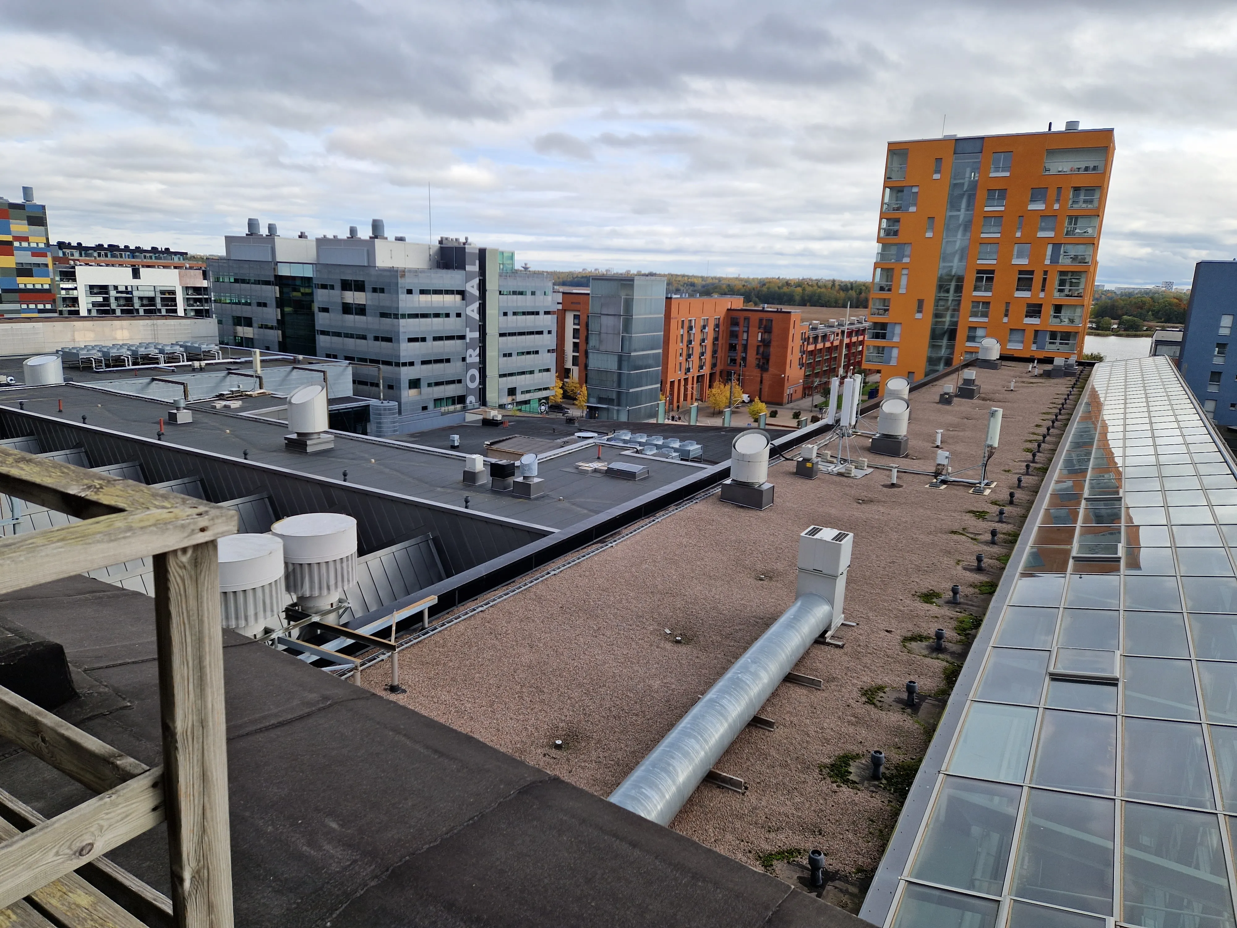 Eri materiaalista valmistettuja kattoja