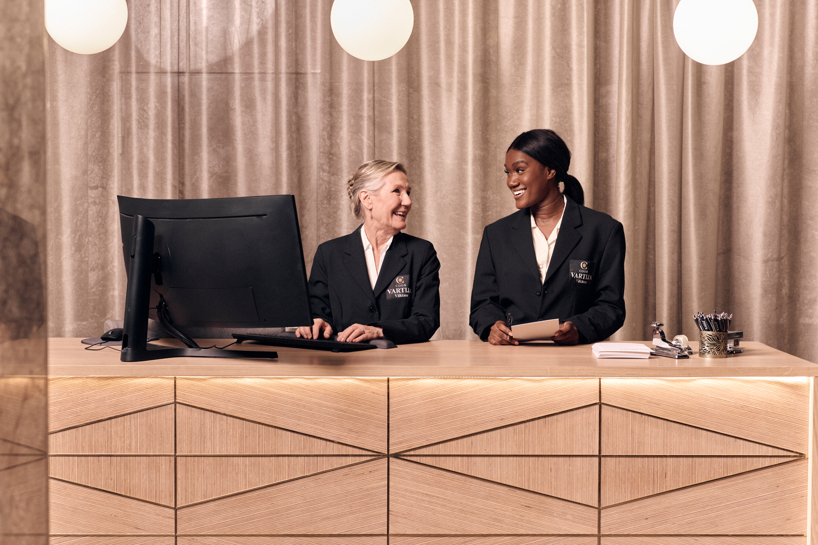 Aulavartijat katsovat toisiaan