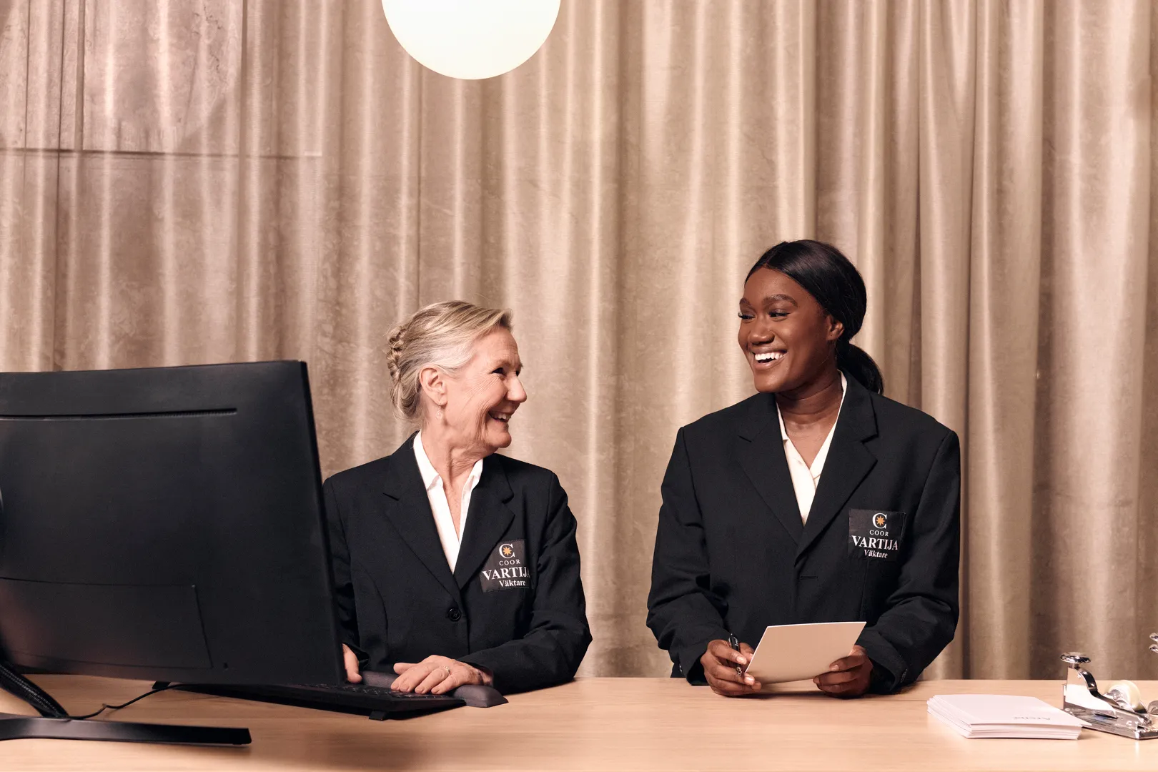 Aulavartijat katsovat toisiaan