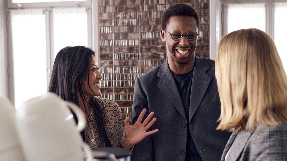 Ihmisiä toimistossa