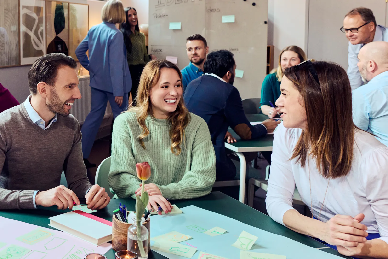 Ihmisiä workshopissa