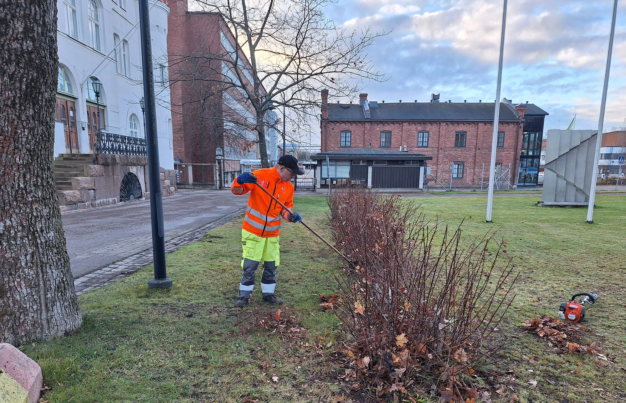 Kiinteistönhoitaja tekee syystöitä.