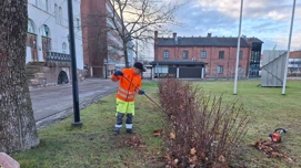 Kiinteistönhoitaja tekee syystöitä.