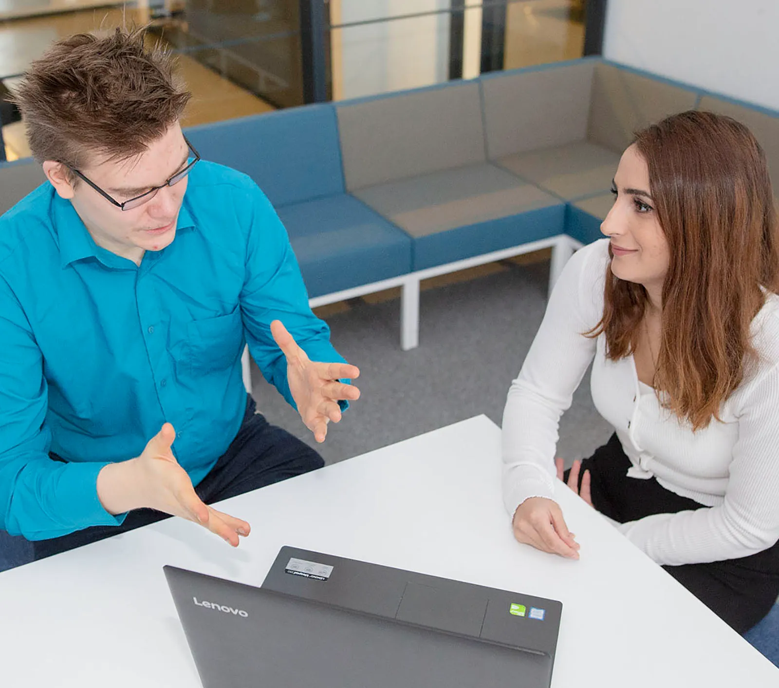 Laurean opiskelijat keskustelemassa