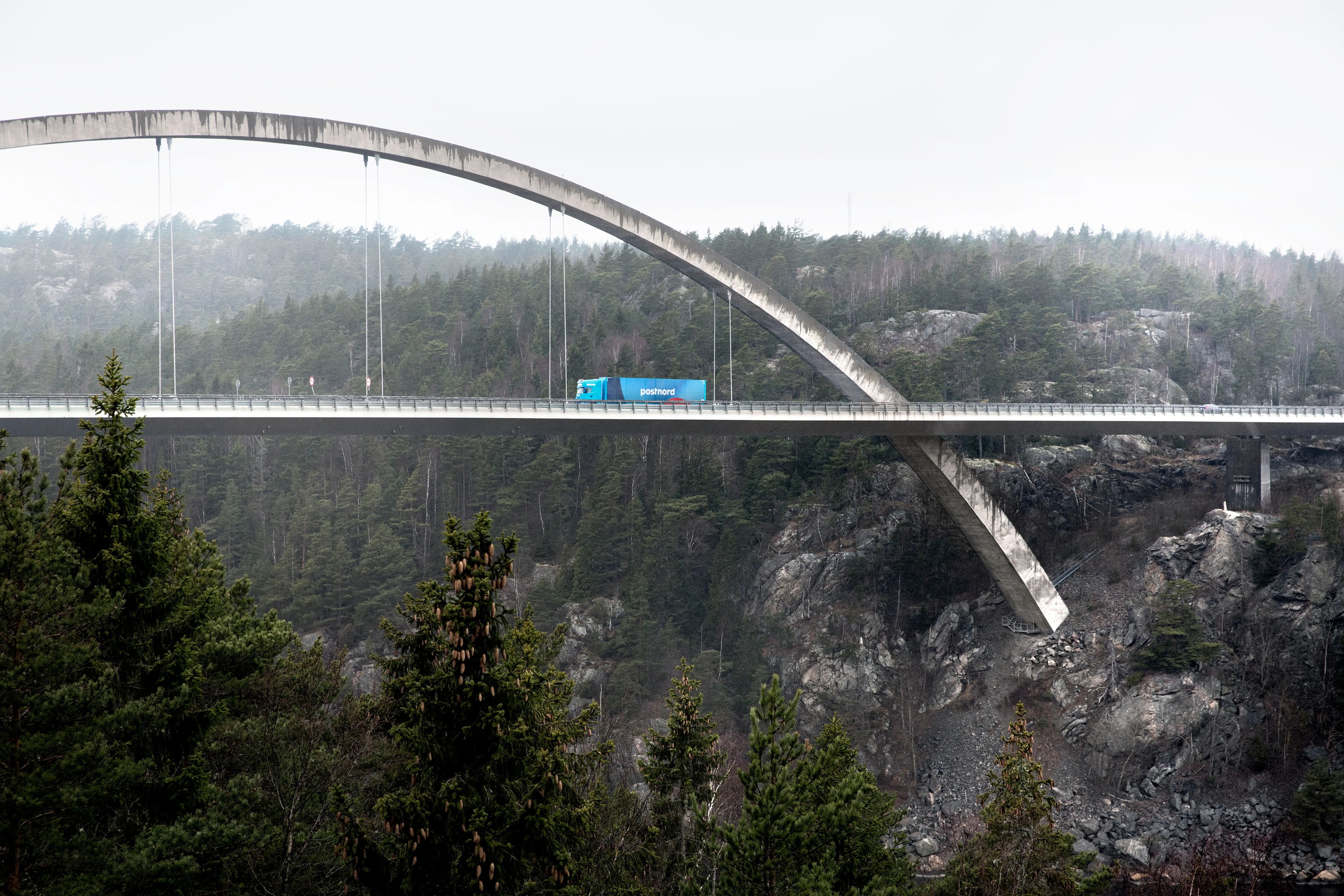 PostNordin rekka sillalla