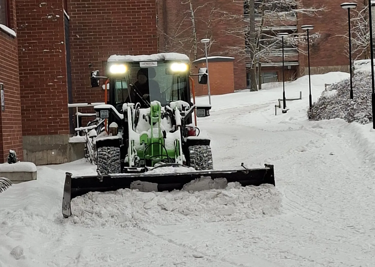 Sähkökäyttöinen pyöräkuormaaja lumitöissä