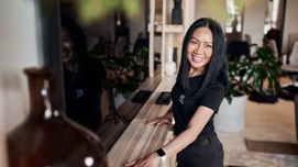 Siivooja pyyhkii ikkunalautaa mikrokuitupyyhkeellä.