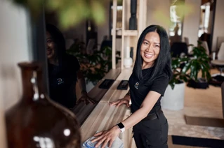 Siivooja pyyhkii ikkunalautaa mikrokuitupyyhkeellä.