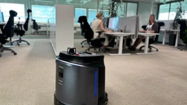 Siivousrobotti Säterinportin toimistossa