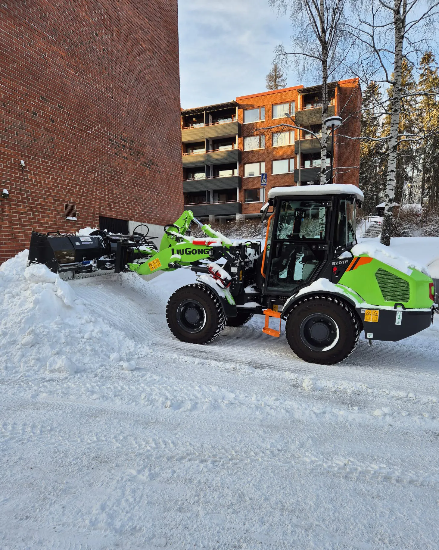 Täyssähköpyöräkuormaaja lumitöissä