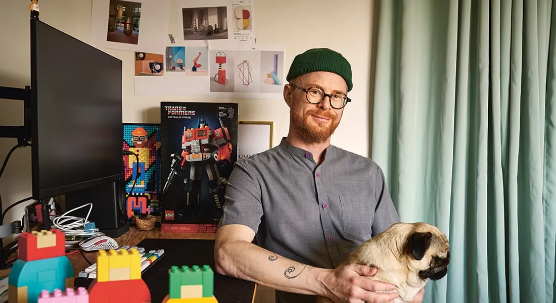 Yrityskulttuurin asiantuntija Magnus Göransson koira sylissään