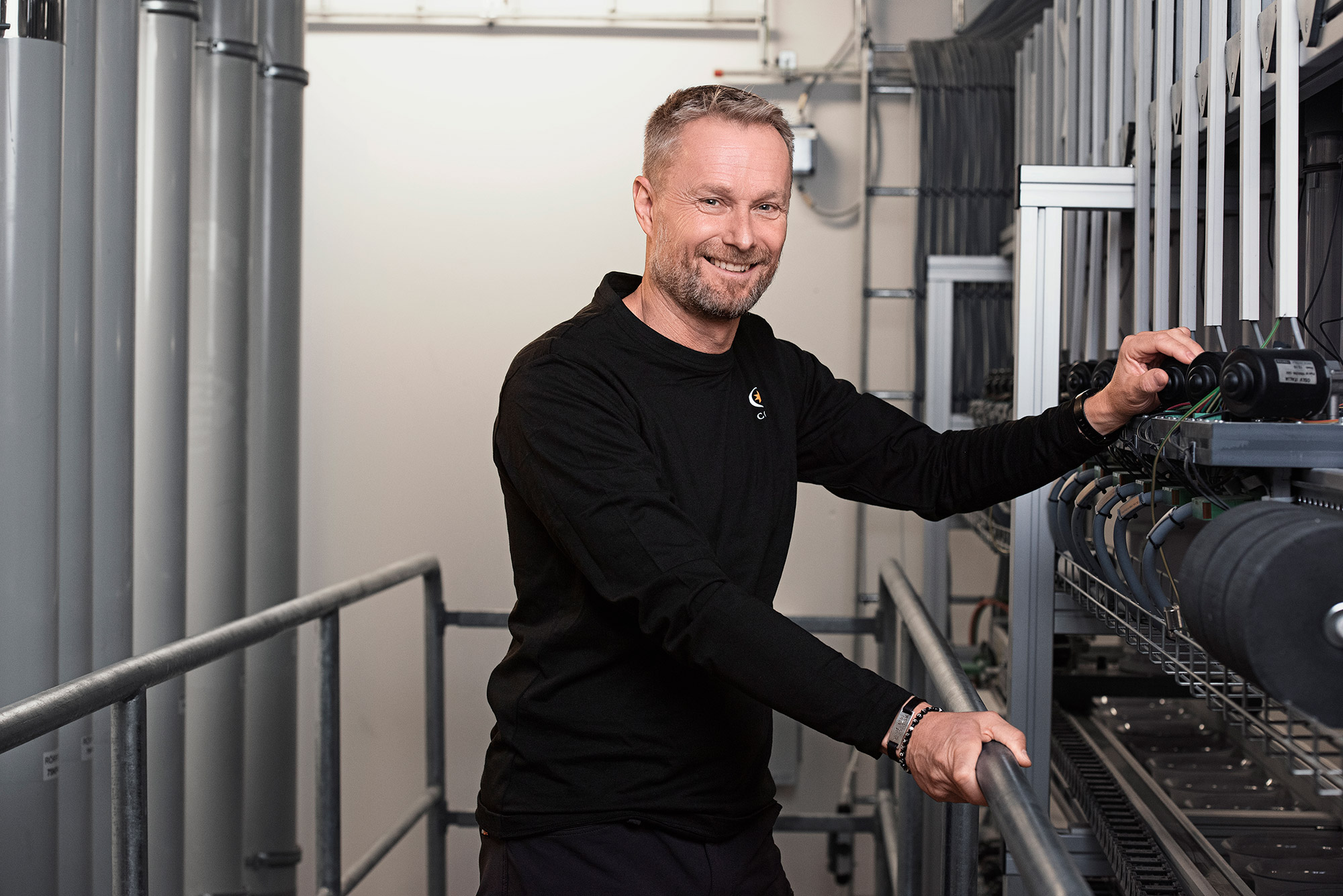 Kiinteistöhuollon työntekijä tekemässä korjaustyötä